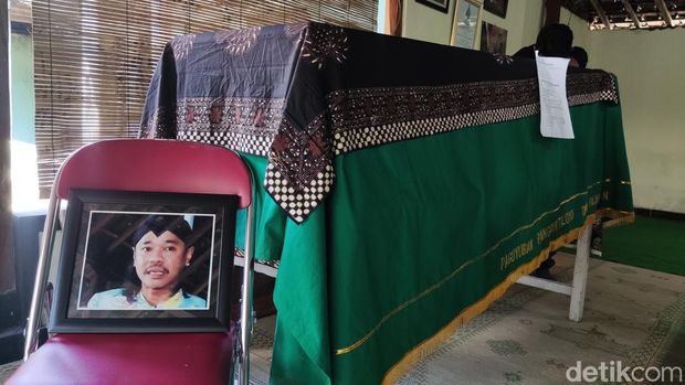 Rumah Duka Bambang Rabiyes Pelawak legendaris Jogja, Bambang Joko Purnomo atau yang dikenal dengan nama panggung Bambang Rabies meninggal dunia, Rabu (24/12/2025)