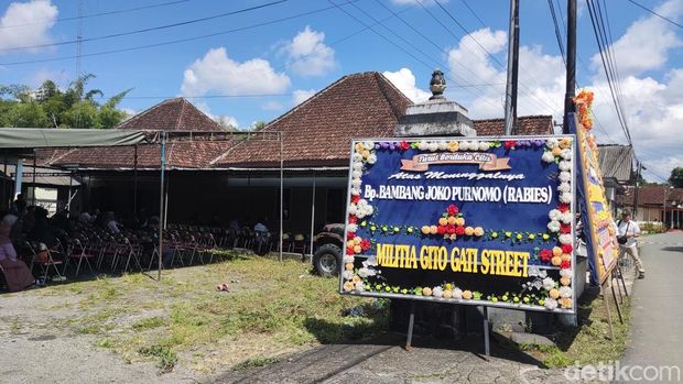 Suasana rumah duka pelawak legendaris Jogja, Bambang Joko Purnomo atau yang dikenal dengan nama panggung Bambang Rabies di Sleman, Rabu (24/12/2025)