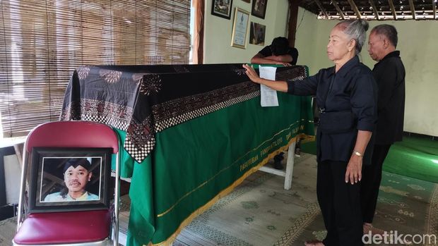 Suasana rumah duka pelawak legendaris Jogja, Bambang Joko Purnomo atau yang dikenal dengan nama panggung Bambang Rabies di Sleman, Rabu (24/12/2025)