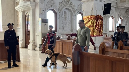 Satbrimob Polda Bali melakukan sterilisasi di Gereja Katolik Katedral Denpasar, Rabu (24/12/2025). (Rizki Setyo/detikBali)