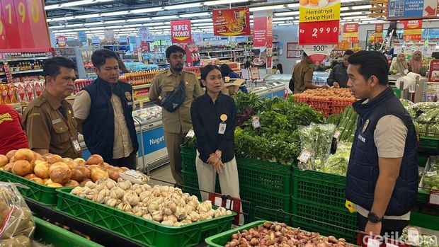 Satgas Pangan Gresik sidak pasar pastikan harga bahan pokok terkendali jelang Nataru. Satgas Pangan Gresik sidak pasar pastikan harga bahan pokok terkendali jelang Nataru.