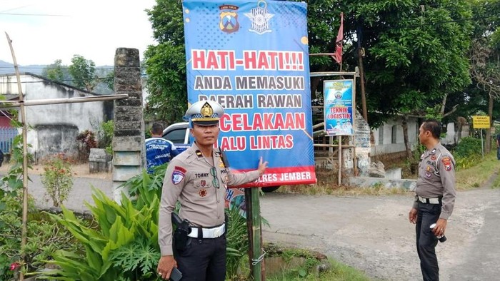 Satlantas Polres Jember memberikan imbauan