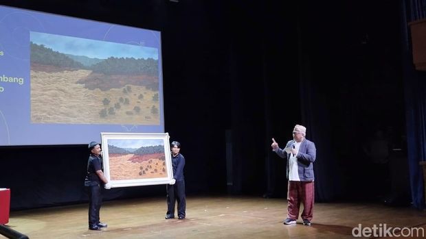 SBY menjual lukisannya God's Day untuk korban banjir Aceh dan Sumatera, laku senilai Rp 311 juta di Teater Jakarta, TIM, Jakarta Pusat, pada Selasa (23/12/12) malam.