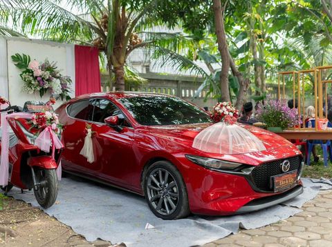 Pengantin pria ini memberikan seserahan mewah (mobil Mazda & motor) hingga Logam Mulia di Pati, Jawa Tengah. Unggahan momen tersebut langsung viral. Foto pernikahan Eko Setiawan dan Elly Kurniati.