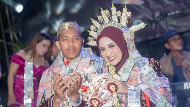 Pengantin pria ini memberikan seserahan mewah (mobil Mazda & motor) hingga Logam Mulia di Pati, Jawa Tengah. Unggahan momen tersebut langsung viral. Foto pernikahan Eko Setiawan dan Elly Kurniati.