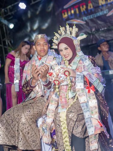 Pengantin pria ini memberikan seserahan mewah (mobil Mazda & motor) hingga Logam Mulia di Pati, Jawa Tengah. Unggahan momen tersebut langsung viral. Foto pernikahan Eko Setiawan dan Elly Kurniati.
