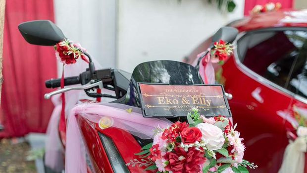 Pengantin pria ini memberikan seserahan mewah (mobil Mazda & motor) hingga Logam Mulia di Pati, Jawa Tengah. Unggahan momen tersebut langsung viral. Foto pernikahan Eko Setiawan dan Elly Kurniati.