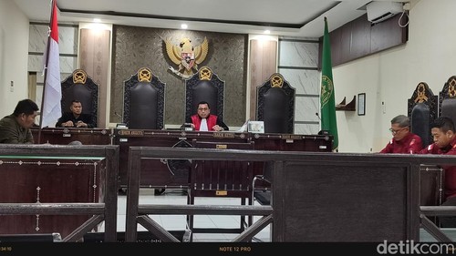 Sidang putusan praperadilan tersangka Muhammad Nashib Ikroman alias Acip di PN Mataram, Rabu (24/12/2025).