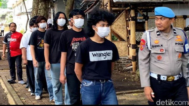 Simpan benda berbentuk bom, tujuh pemuda diamankan Satreskrim Polrestabes Bandung.