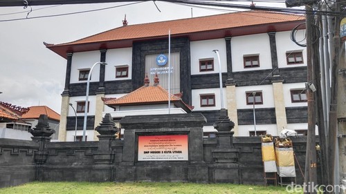 Gedung baru SMPN 3 Kuta Utara senilai Rp 41 miliar di Kerobokan Kelod, Badung, mulai dipakai belajar 5 Januari 2026. (Agus Eka/detikBali)