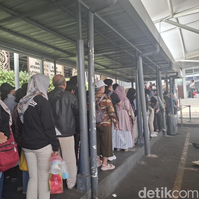 Membludak Antrean Penumpang Stasiun Tugu Jogja H-1 Natal