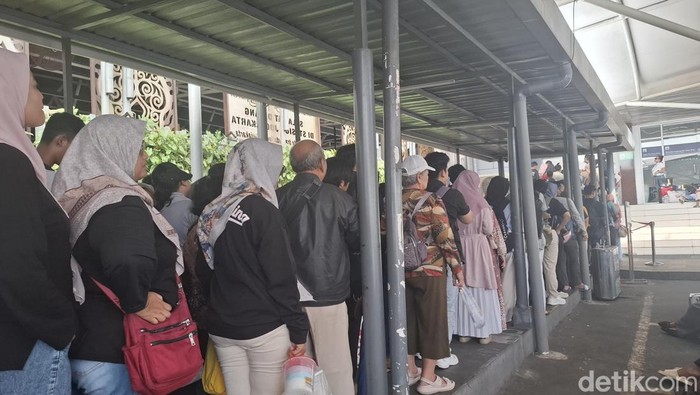 Suasana antrean di area tunggu Prameks, Stasiun Tugu, Jogja, Rabu (24/12/2025).