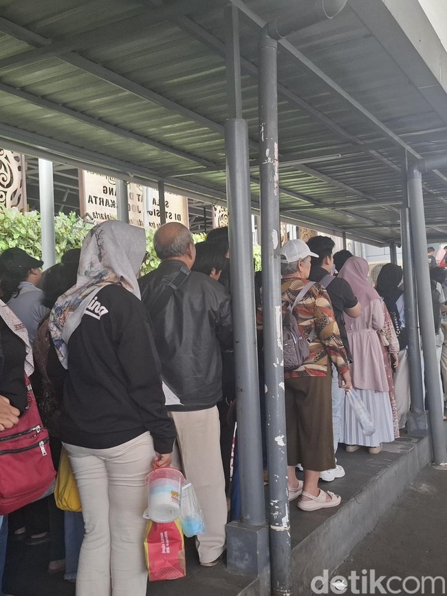Membludak Antrean Penumpang Stasiun Tugu Jogja H-1 Natal
