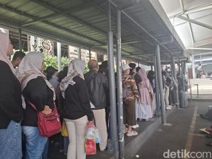 Membludak Antrean Penumpang Stasiun Tugu Jogja H-1 Natal