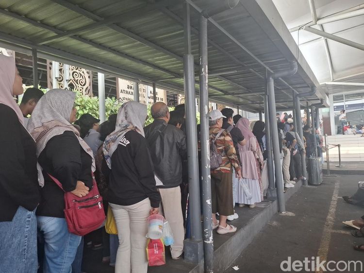 Membludak Antrean Penumpang Stasiun Tugu Jogja H-1 Natal