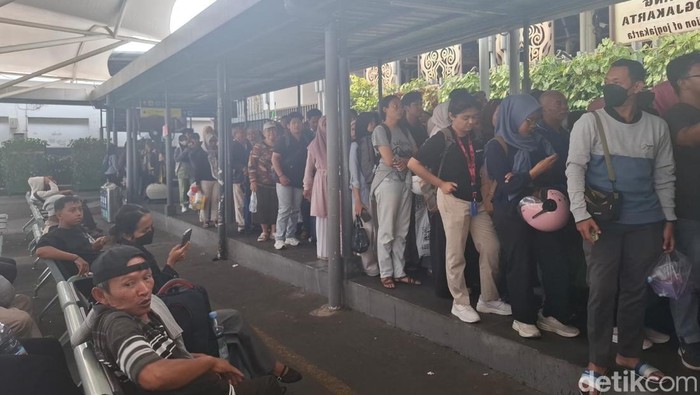 Tuti menyebut kepadatan tak hanya terjadi di stasiun, tetapi juga di ruas-ruas jalan.