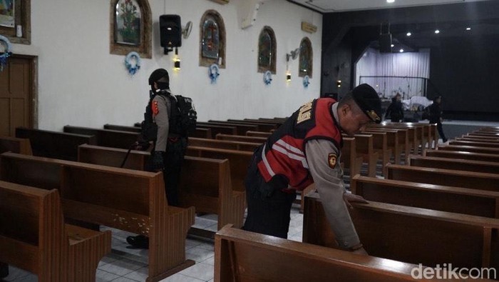 Sterilisasi gereja di Kota Sukabumi.