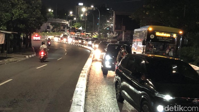 Jalan Abu Bakar Ali Jogja Padat, Sebagian Kendaraan Dialihkan