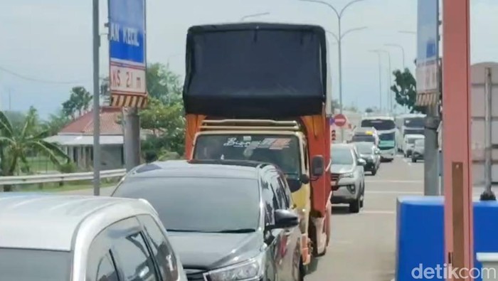 Suasana kendaraan masuk Jateng via Tol Pejagan, Rabu (24/12/2025).