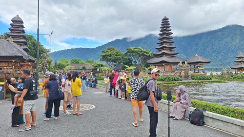 Suasana kunjungan wisatawan asing maupun domestik di DTW Ulun Danu Beratan, Desa Candikuning, Kecamatan Baturiti, Tabanan, Rabu (24/12/2025). (Krisna Pradipta/detikBali)