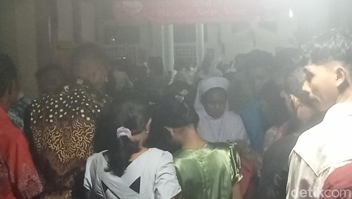 Suasana Malam Natal di Gereja San Juan Lebao Tangah, Keuskupan Larantuka, Flores Timur, NTT, Kamis (24/12/2025). (Foto: Yurgo Purab/detikBali)