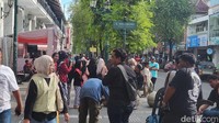 Malioboro sudah mulai ramai wisatawan. Terpantau sore ini Malioboro jauh lebih ramai dibanding kemarin.