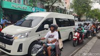 Penampakan antrean kendaraan di Jalan Malioboro. Sore ini kendaraan cenderung padat di Malioboro.