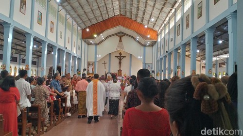 Suasana misa malam Natal di Gereja Katedral Roh Kudus Labuan Bajo, Manggarai Barat, NTT, Rabu (24/12/2025). (Foto: Ambrosius Ardin/detikBali)