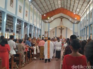 Dihadiri Ribuan Umat, Misa Malam Natal di Labuan Bajo Berlangsung Khidmat