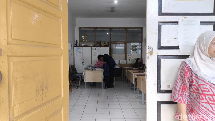 Suasana pembagian rapor di SD Bandung.
