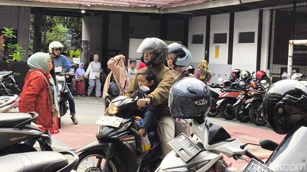 Suasana pembagian rapor di SD Bandung. Suasana pembagian rapor di SD Bandung.