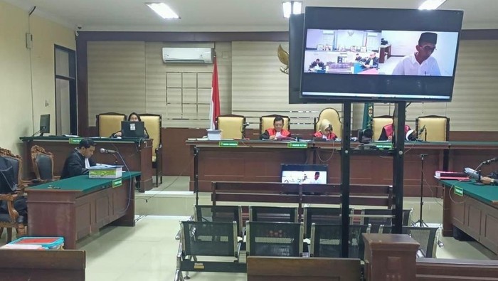 Suasana saat sidang kasus korupsi dana BOS di Tipikor Surabaya