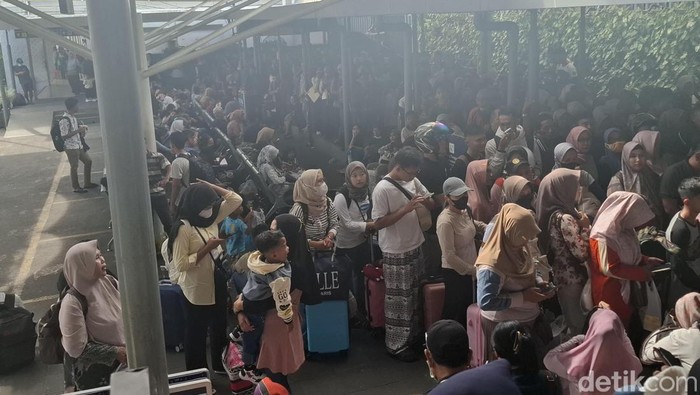 Situasi kepadatan penumpang di jalur masuk KA Prameks di Stasiun Tugu Jogja, Rabu (24/12/2025).