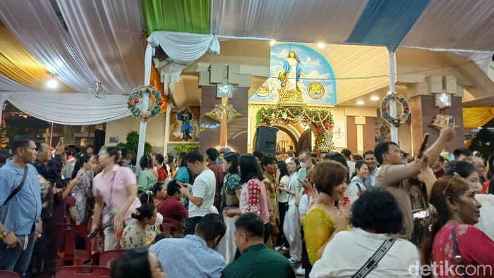 Ribuan Umat Antusias Rayakan Malam Natal di Ketedral Medan