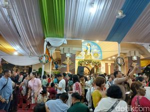 Ribuan Umat Antusias Rayakan Malam Natal di Ketedral Medan