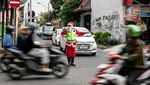Supeltas Berkostum Sinterklas Atur Lalu Lintas di Solo