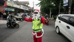 Supeltas Berkostum Sinterklas Atur Lalu Lintas di Solo