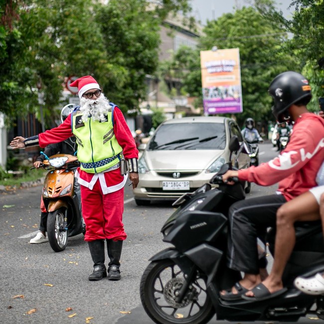 Supeltas Berkostum Sinterklas Atur Lalu Lintas di Solo