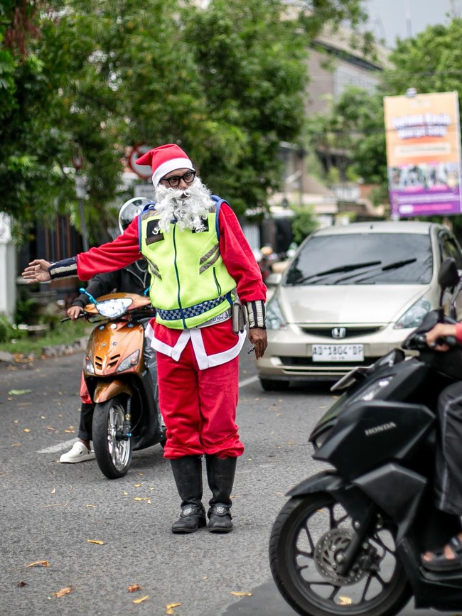 Supeltas Berkostum Sinterklas Atur Lalu Lintas di Solo