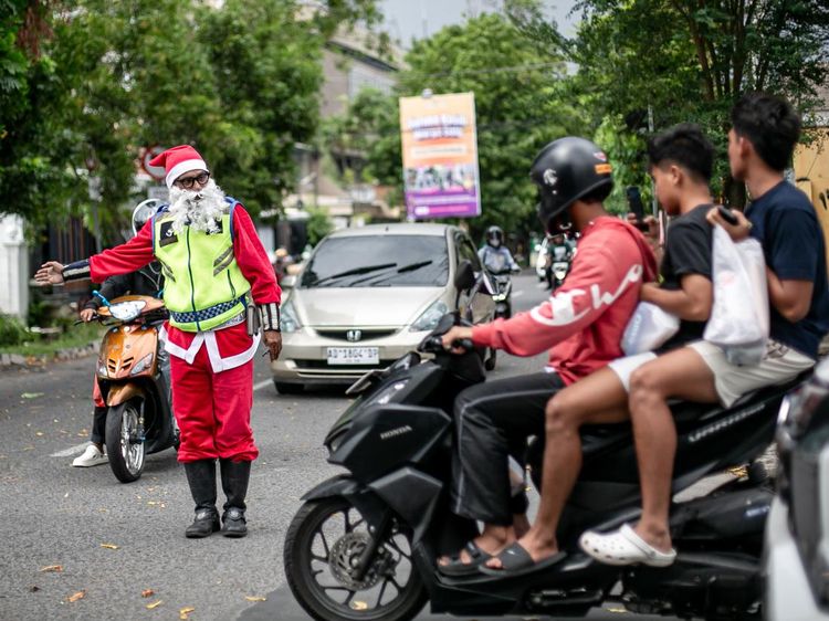 Supeltas Berkostum Sinterklas Atur Lalu Lintas di Solo