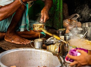 Tak Tamat Sekolah, Wanita Ini Bisa Bangkit Lewat Usaha Teh Kaki Lima