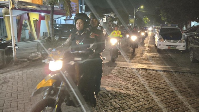 Tim Polwan Jenggala Presisi Polresta Sidoarjo patroli di malam Natal ke gereja dan mal