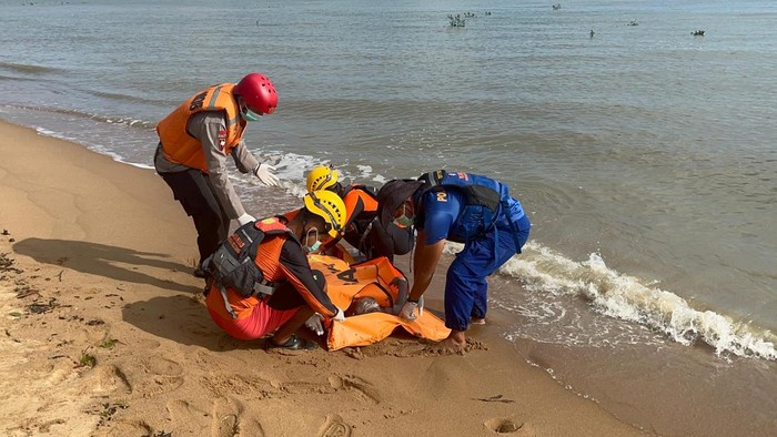 Tim SAR gabungan menemukan korban dan dievakuasi ke RSUD Bangka Tengah.