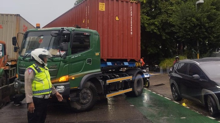 Sopir Lepas Kendali, Truk Kontainer Tabrak Pembatas Jalan di Jakbar