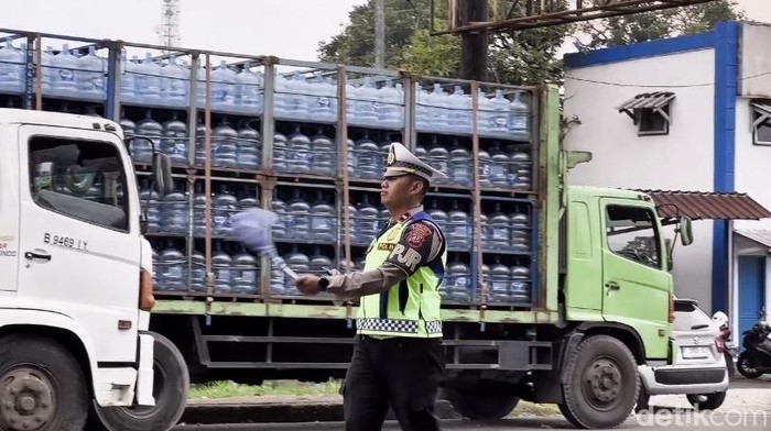Arus Nataru, Polisi Tahan Truk Besar di Jalur Lingkar Selatan Sukabumi