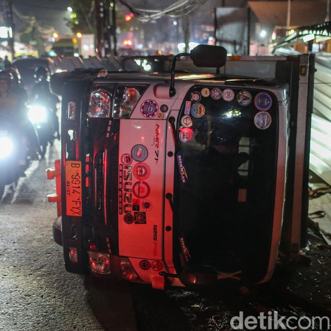 Truk Terguling di Meruyung Raya, Arus Lalu Lintas Depok Padat Berjam-jam