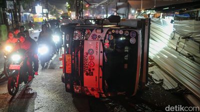 Truk Terguling di Meruyung Raya, Arus Lalu Lintas Depok Padat Berjam-jam