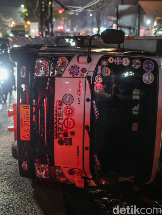 Truk Terguling di Meruyung Raya, Arus Lalu Lintas Depok Padat Berjam-jam