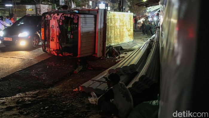 Sebuah truk asal Bekasi terguling di Jalan Meruyung Raya, Depok, Rabu (24/12/2025) sore. Insiden ini menyebabkan kemacetan panjang hingga malam hari, meski tak menelan korban jiwa.