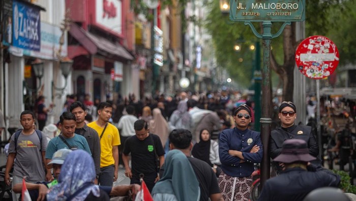 Tujuh juta wisatawan diprediksi memasuki Yogyakarta Pengunjung berwisata di Malioboro, Yogyakarta, Selasa (23/12/2025). Dinas Perhubungan Kota Yogyakarta memprediksi sebanyak 7 juta wisatawan akan memasuki Kota Yogyakarta pada periode libur Natal 2025 dan Tahun Baru 2026. ANTARA FOTO/Andreas Fitri Atmoko/nz